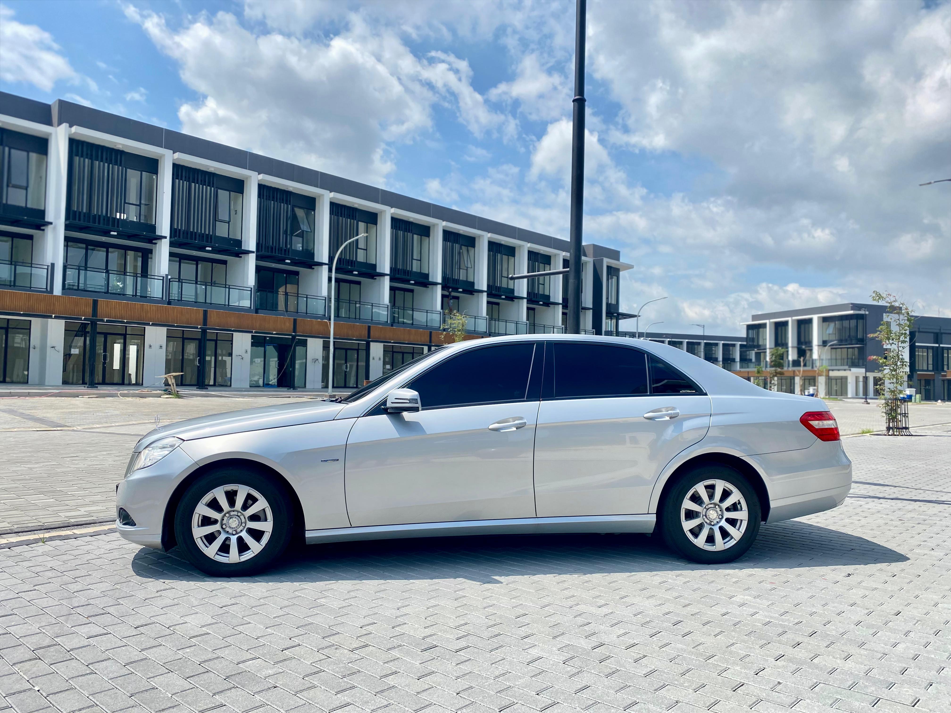 Mercedez Benz E200  2011